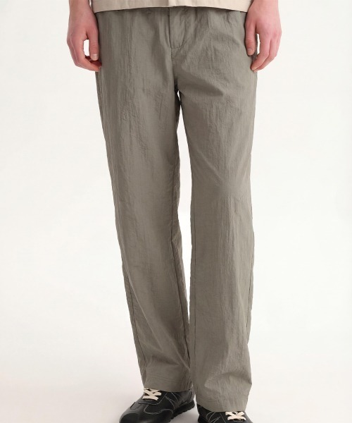 MODE COMMUTER（モードコミューター）の「Crinkle-Finish Woven Straight Trousers（その他パンツ・メンズ・カーキ・SMALL/MEDIUM/LARGE）」の2枚目の写真