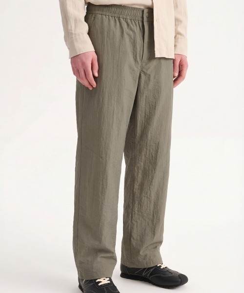 MODE COMMUTER（モードコミューター）の「Crinkle-Finish Woven Straight Trousers（その他パンツ・メンズ・カーキ・SMALL/MEDIUM/LARGE）」の3枚目の写真