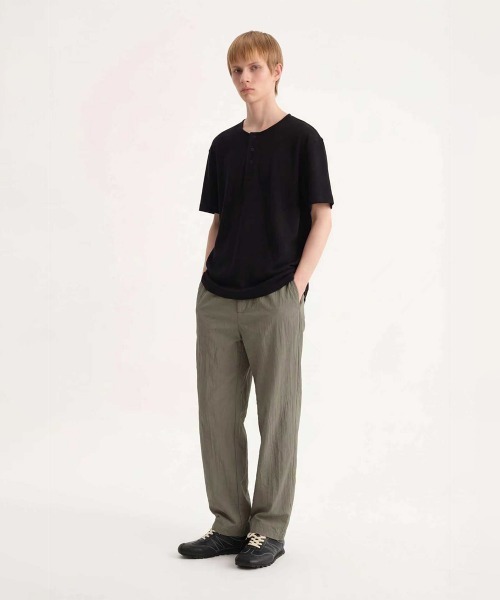 MODE COMMUTER（モードコミューター）の「Crinkle-Finish Woven Straight Trousers（その他パンツ・メンズ・カーキ・SMALL/MEDIUM/LARGE）」の5枚目の写真