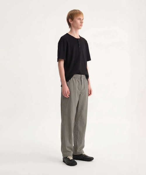 MODE COMMUTER（モードコミューター）の「Crinkle-Finish Woven Straight Trousers（その他パンツ・メンズ・カーキ・SMALL/MEDIUM/LARGE）」の6枚目の写真