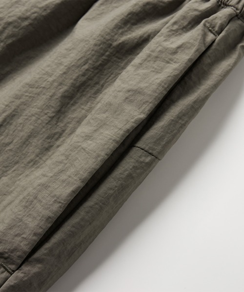 MODE COMMUTER（モードコミューター）の「Crinkle-Finish Woven Straight Trousers（その他パンツ・メンズ・カーキ・SMALL/MEDIUM/LARGE）」の12枚目の写真