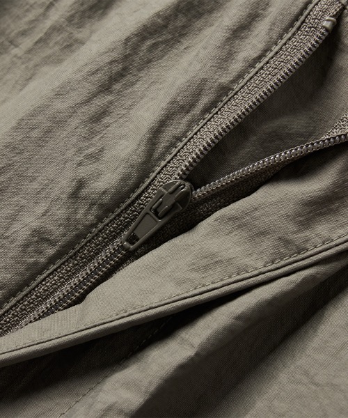 MODE COMMUTER（モードコミューター）の「Crinkle-Finish Woven Straight Trousers（その他パンツ・メンズ・カーキ・SMALL/MEDIUM/LARGE）」の13枚目の写真