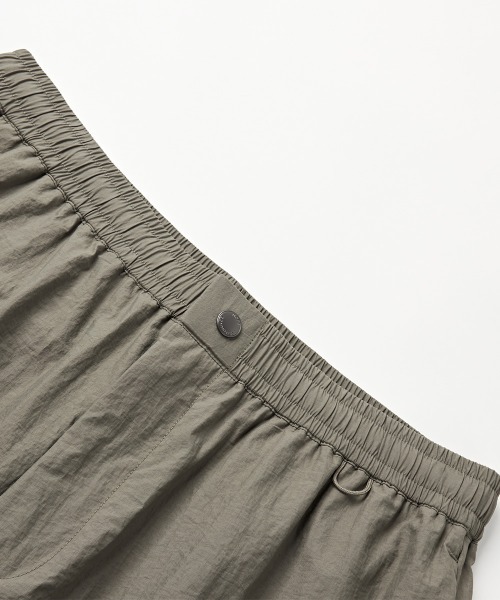 MODE COMMUTER（モードコミューター）の「Crinkle-Finish Woven Straight Trousers（その他パンツ・メンズ・カーキ・SMALL/MEDIUM/LARGE）」の11枚目の写真
