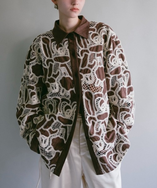 sahara(サハラ)の「【26AW PRE ORDER】Embroidery Suede Shirt Jacket(その他アウター・レディース・ブラウン/ブラック・FREE)」の2枚目の写真