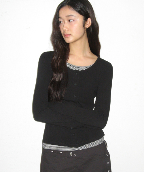 PLACE STUDIO（プレイススタジオ）の「ボタンアップストライプレイヤードスリムフィットロングスリーブオールデイカーディガンTシャツ[ブラック]（カーディガン/ボレロ・レディース・ブラック・FREE）」の2枚目の写真