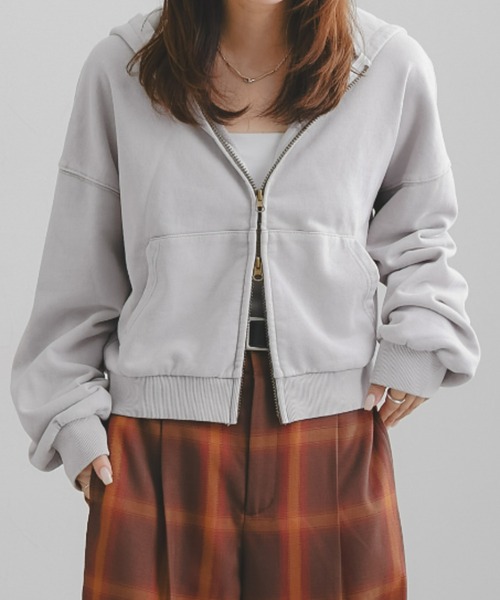 Maison INNESS(メゾンアイネス)の「【ZOZO限定】コットン100%ピグメント加工ショート丈ジップアップパーカー(パーカー・レディース・ブルー系/グレー系/ブラウン系・S-M/L-XL/3L~4L)」の2枚目の写真