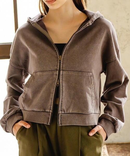 Maison INNESS(メゾンアイネス)の「【ZOZO限定】コットン100%ピグメント加工ショート丈ジップアップパーカー(パーカー・レディース・ブルー系/グレー系/ブラウン系・S-M/L-XL/3L~4L)」の1枚目の写真