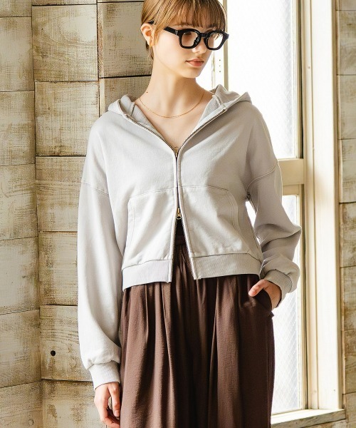 Maison INNESS(メゾンアイネス)の「【ZOZO限定】コットン100%ピグメント加工ショート丈ジップアップパーカー(パーカー・レディース・ブルー系/グレー系/ブラウン系・S-M/L-XL/3L~4L)」の14枚目の写真