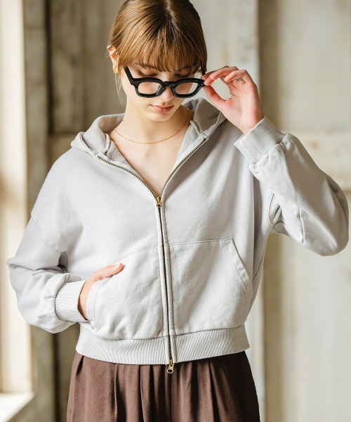 Maison INNESS(メゾンアイネス)の「【ZOZO限定】コットン100%ピグメント加工ショート丈ジップアップパーカー(パーカー・レディース・ブルー系/グレー系/ブラウン系・S-M/L-XL/3L~4L)」の6枚目の写真