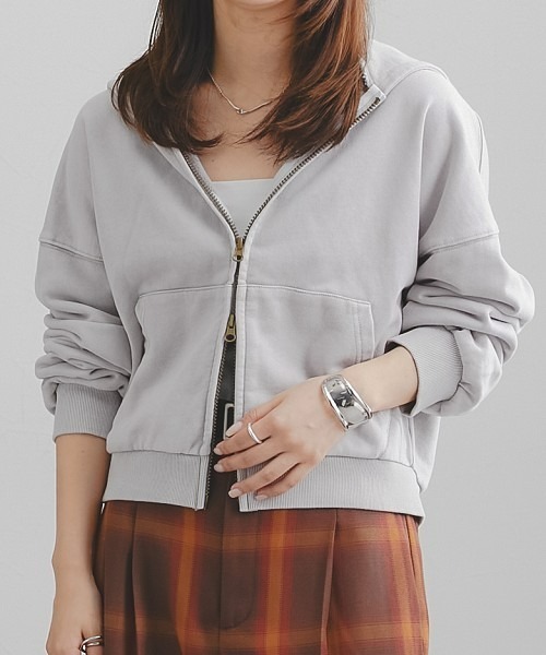 Maison INNESS(メゾンアイネス)の「【ZOZO限定】コットン100%ピグメント加工ショート丈ジップアップパーカー(パーカー・レディース・ブルー系/グレー系/ブラウン系・S-M/L-XL/3L~4L)」の13枚目の写真