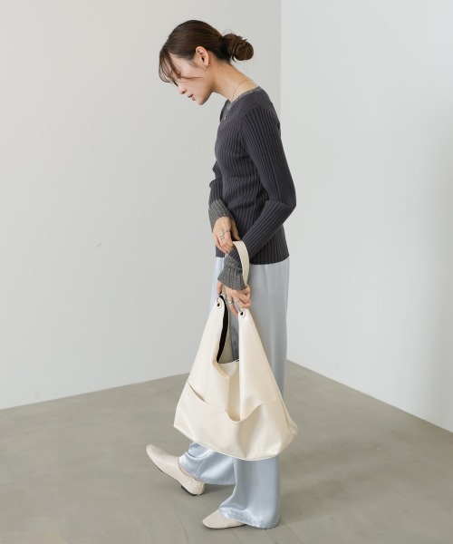Bab(バブ)の「袖シアー使いクルーリブニットトップス(ニット/セーター・レディース・アイボリー/チャコールグレー/ブラック/ブラウン/ホワイト系1/ブルー・FREE)」の11枚目の写真