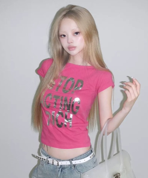 .KOM（ドットコム）の「A'GEM/9 × .kom 『.KOM/ドットケーオーエム』ロゴクロップドTシャツ（Tシャツ/カットソー・レディース・グリーン/ピンク・FREE）」の2枚目の写真