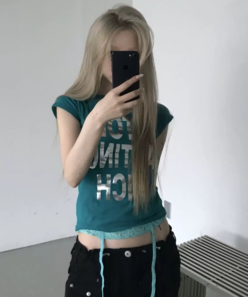 .KOM（ドットコム）の「A'GEM/9 × .kom 『.KOM/ドットケーオーエム』ロゴクロップドTシャツ（Tシャツ/カットソー・レディース・グリーン/ピンク・FREE）」の5枚目の写真