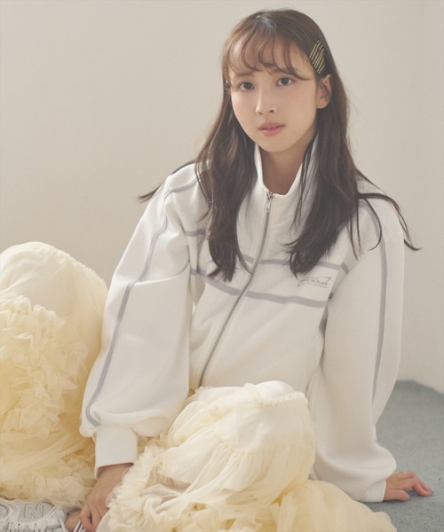 AND COUTURE(アンドクチュール)の「クロップドトラックジャケット(その他アウター・レディース・オフホワイト/ネイビー/イエロー・FREE)」の2枚目の写真