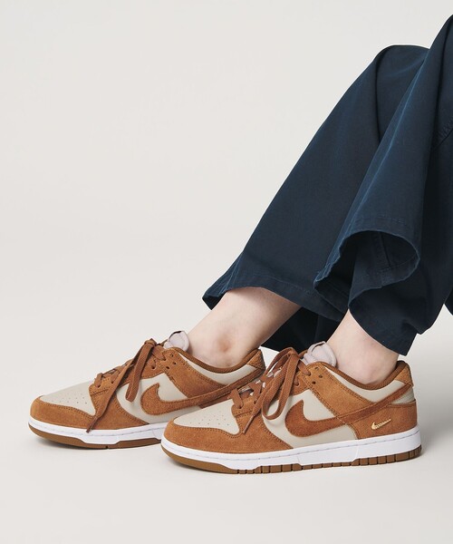 NIKE(ナイキ)の「<NIKE>ウィメンズ DUNK LOW スニーカー/ブラウン(スニーカー・レディース・ブラウン系・24.5cm/24cm/25cm/23.5cm/23cm)」の1枚目の写真