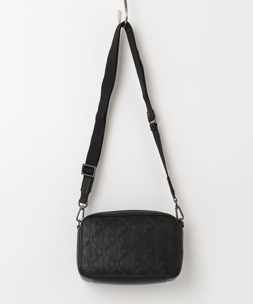 Calvin Klein(カルバン・クライン)の「クロスボディバッグ - エンブレムオールオーバーデボスカメラバッグ(ショルダーバッグ・メンズ・ブラック・FREE)」の4枚目の写真
