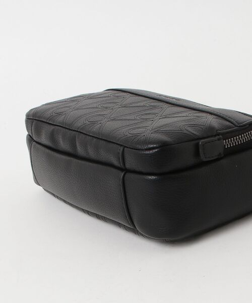 Calvin Klein(カルバン・クライン)の「クロスボディバッグ - エンブレムオールオーバーデボスカメラバッグ(ショルダーバッグ・メンズ・ブラック・FREE)」の5枚目の写真