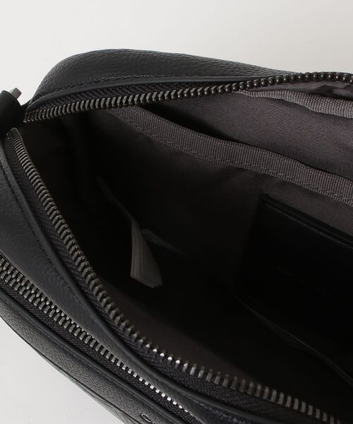 Calvin Klein(カルバン・クライン)の「クロスボディバッグ - エンブレムオールオーバーデボスカメラバッグ(ショルダーバッグ・メンズ・ブラック・FREE)」の7枚目の写真
