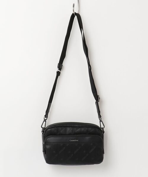 Calvin Klein(カルバン・クライン)の「クロスボディバッグ - エンブレムオールオーバーデボスカメラバッグ(ショルダーバッグ・メンズ・ブラック・FREE)」の3枚目の写真