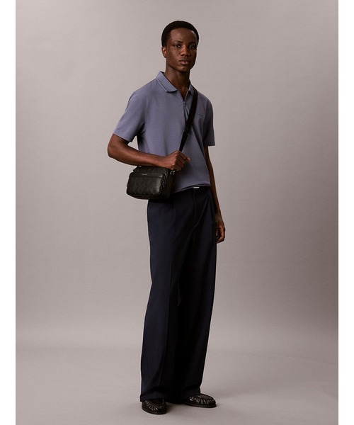 Calvin Klein(カルバン・クライン)の「クロスボディバッグ - エンブレムオールオーバーデボスカメラバッグ(ショルダーバッグ・メンズ・ブラック・FREE)」の2枚目の写真
