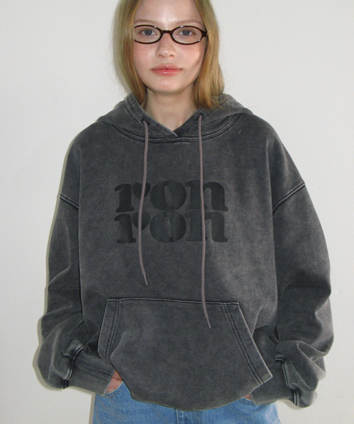 RONRON（ロンロン）の「PIGMENT LOGO HOODIE CHARCOAL（パーカー・レディース・その他・FREE）」の2枚目の写真