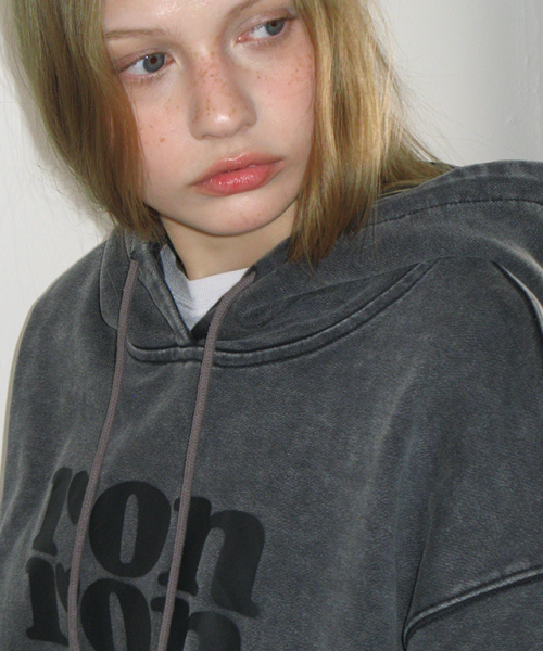 RONRON（ロンロン）の「PIGMENT LOGO HOODIE CHARCOAL（パーカー・レディース・その他・FREE）」の4枚目の写真