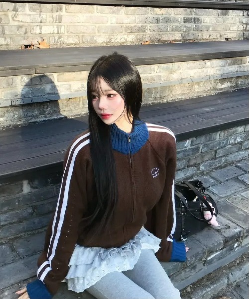 ODD STUDIO(オッドスタジオ)の「◇ODDSTUDIO◇ブランド直輸入正規品/スポーティー・トラック・セミクロップ・ニット・ジップアップ Sporty Track Semi Crop Knit Zip-Up(ニット/セーター・レディース・ブラウン/チャコール・FREE)」の4枚目の写真