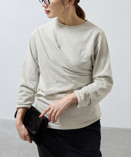 IENA（イエナ）の「ywy/ワイワイ 別注 TUCK DRAPE TOPS EX カットソー TUCK DRP VNTG（Tシャツ/カットソー・レディース・アイボリー/チャコールグレー・FREE）」の2枚目の写真