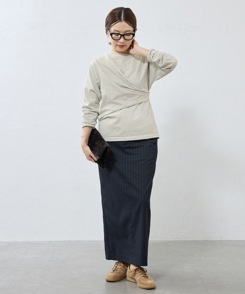 IENA（イエナ）の「ywy/ワイワイ 別注 TUCK DRAPE TOPS EX カットソー TUCK DRP VNTG（Tシャツ/カットソー・レディース・アイボリー/チャコールグレー・FREE）」の4枚目の写真