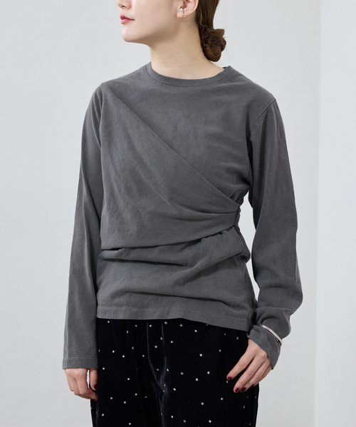 IENA（イエナ）の「ywy/ワイワイ 別注 TUCK DRAPE TOPS EX カットソー TUCK DRP VNTG（Tシャツ/カットソー・レディース・アイボリー/チャコールグレー・FREE）」の5枚目の写真