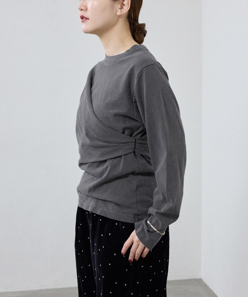 IENA（イエナ）の「ywy/ワイワイ 別注 TUCK DRAPE TOPS EX カットソー TUCK DRP VNTG（Tシャツ/カットソー・レディース・アイボリー/チャコールグレー・FREE）」の6枚目の写真