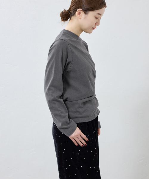 IENA（イエナ）の「ywy/ワイワイ 別注 TUCK DRAPE TOPS EX カットソー TUCK DRP VNTG（Tシャツ/カットソー・レディース・アイボリー/チャコールグレー・FREE）」の8枚目の写真