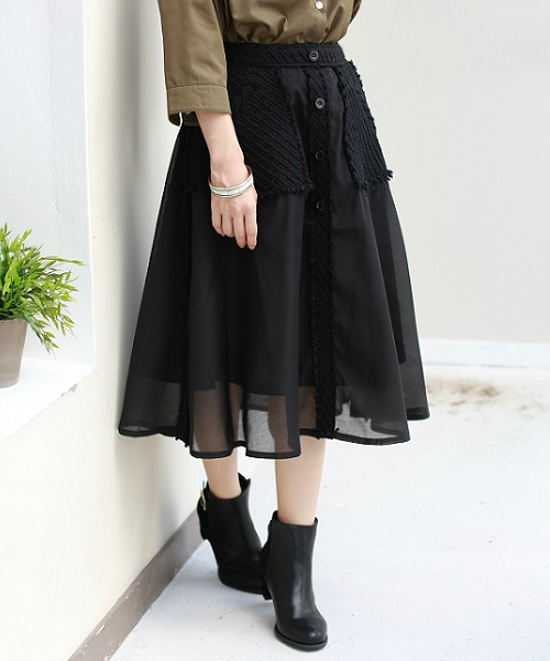 REAL CUBE（リアルキューブ）の「REAL CUBE ツイード×オーガンジーコンビフロントボタンミドル丈フレアスカート（スカート・レディース・ブラック/カーキ・FREE）」の2枚目の写真