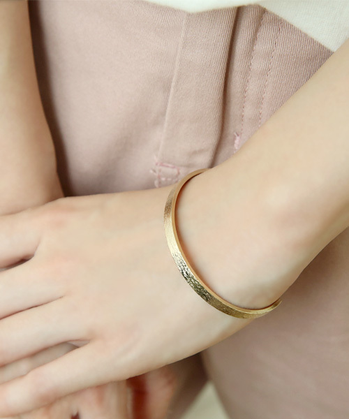 queite（ケイト）の「スリムテクスチャーバングル（バングル/リストバンド・レディース・シルバー/ゴールド・FREE）」の7枚目の写真