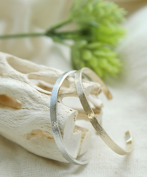 queite（ケイト）の「スリムテクスチャーバングル（バングル/リストバンド・レディース・シルバー/ゴールド・FREE）」の8枚目の写真