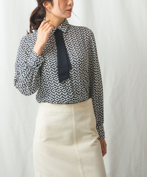 NARACAMICIE（ナラカミーチェ）の「キカジョーゼットプリントミニボウタイ付長袖シャツ（シャツ/ブラウス・レディース・ピンク/ブルー・SMALL/MEDIUM/LARGE）」の2枚目の写真