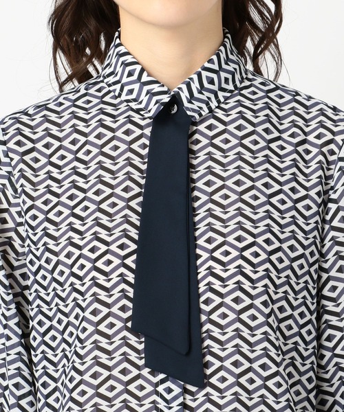 NARACAMICIE（ナラカミーチェ）の「キカジョーゼットプリントミニボウタイ付長袖シャツ（シャツ/ブラウス・レディース・ピンク/ブルー・SMALL/MEDIUM/LARGE）」の5枚目の写真