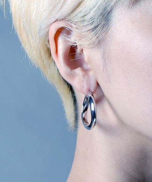 YArKA(ヤーカ)の「【YArKA/ヤーカ】silver925 distortion circle pierce/歪みピアス シルバー925(ピアス(両耳用)・レディース・シルバー・FREE)」の5枚目の写真