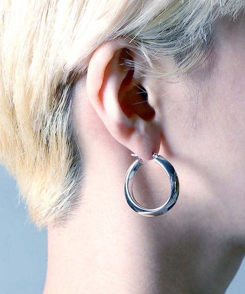 YArKA(ヤーカ)の「【YArKA/ヤーカ】silver925 distortion circle pierce/歪みピアス シルバー925(ピアス(両耳用)・レディース・シルバー・FREE)」の4枚目の写真