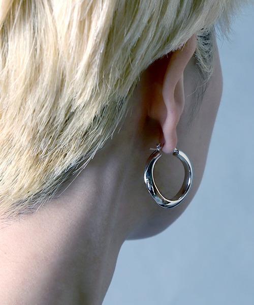 YArKA(ヤーカ)の「【YArKA/ヤーカ】silver925 distortion circle pierce/歪みピアス シルバー925(ピアス(両耳用)・レディース・シルバー・FREE)」の6枚目の写真