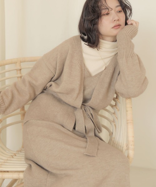 Bab（バブ）の「【WEB限定】ニットキャミワンピース×カーディガン２ピースセットアップ（ワンピース・レディース・ネイビー/ベージュ/ライトグレー・38）」の2枚目の写真