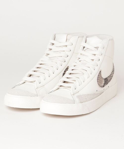 NIKE(ナイキ)の「NIKE ナイキ W BLAZER MID '77 SE WDA8736 100SAIL/PRTCBG(スニーカー・レディース・ホワイト系その他・24.5cm/25.0cm/24.0cm/22.0cm/23.0cm/22.5cm/23.5cm/25.5cm)」の1枚目の写真