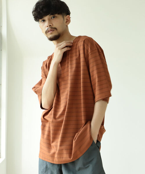 BEAMS（ビームス）の「BEAMS / ルーズ ボーダー Tシャツ（Tシャツ/カットソー・メンズ・ダークグリーン/ライトブラウン・SMALL/MEDIUM/LARGE/X-LARGE）」の2枚目の写真