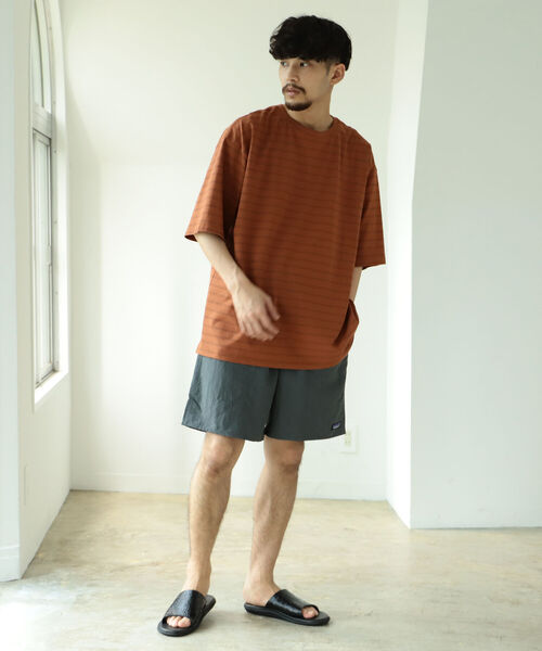 BEAMS（ビームス）の「BEAMS / ルーズ ボーダー Tシャツ（Tシャツ/カットソー・メンズ・ダークグリーン/ライトブラウン・SMALL/MEDIUM/LARGE/X-LARGE）」の6枚目の写真