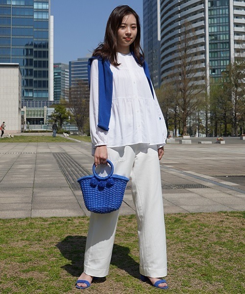 Banana Republic（バナナリパブリック）の「ポンポン ウィッカー バケットバッグ（かごバッグ・レディース・ブルー・ONE SIZE）」の3枚目の写真