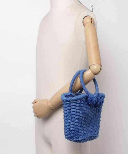 Banana Republic（バナナリパブリック）の「ポンポン ウィッカー バケットバッグ（かごバッグ・レディース・ブルー・ONE SIZE）」の5枚目の写真