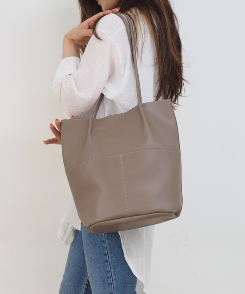 POUTOJOURU（ポートジュール）の「【ポートジュール】PUレザー　サイドポケットトートバッグ　ZOZO限定（ビジネスバッグ・レディース・ブラック/ブラウン/グレー/アイボリー・FREE）」の4枚目の写真