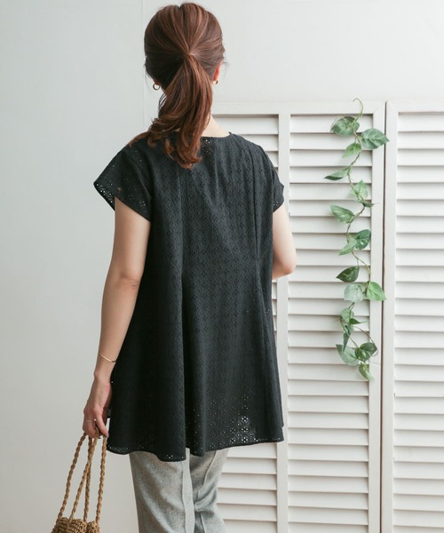 URBAN RESEARCH DOORS（アーバンリサーチドアーズ）の「カット刺繍フレアチュニック（シャツ/ブラウス・レディース・ホワイト/ブラック・ONE）」の17枚目の写真
