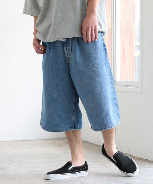 BEAMS（ビームス）の「BEAMS / 1プリーツ ワイド デニム ショーツ（その他パンツ・メンズ・インディゴブルー/ブルー・MEDIUM/X-LARGE/SMALL/LARGE）」の2枚目の写真