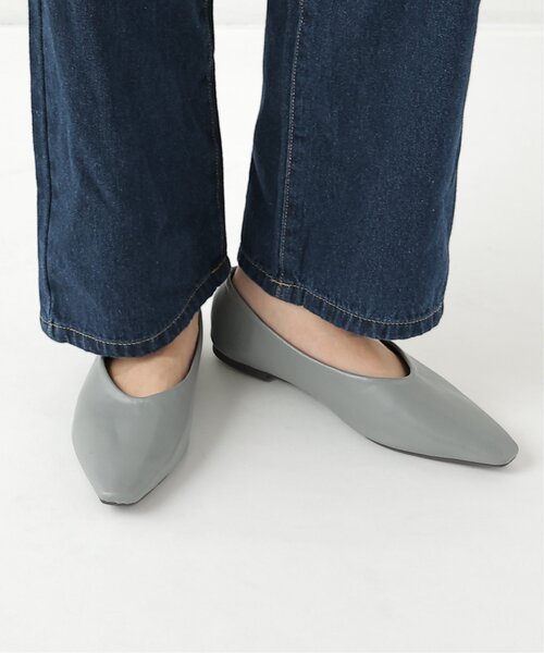 frames RAY CASSIN（フレームスレイカズン）の「スクエアトゥフラットシューズ（パンプス・レディース・ブラック/ブルー/グレイッシュベージュ/ブラック系・SMALL/MEDIUM/LARGE）」の4枚目の写真